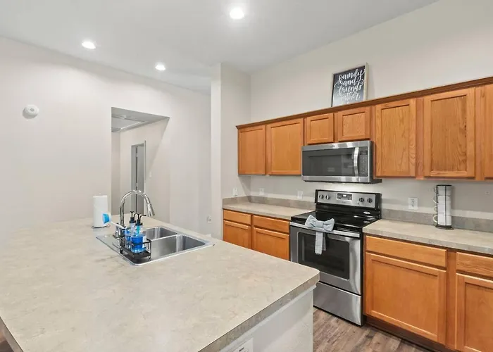 Fully Fenced Backyard - Close To Parks & Gardens