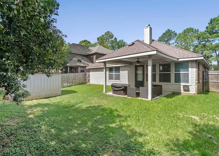 Fully Fenced Backyard - Close To Parks & Gardens Fort Worth