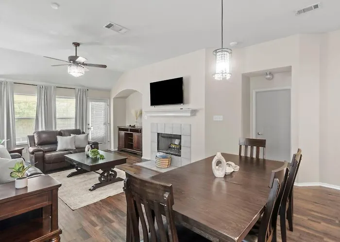 Fully Fenced Backyard - Close To Parks & Gardens *
