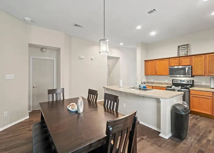 Fully Fenced Backyard - Close To Parks & Gardens *