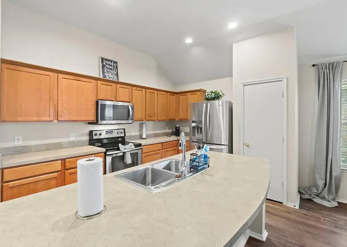 Fully Fenced Backyard - Close To Parks & Gardens