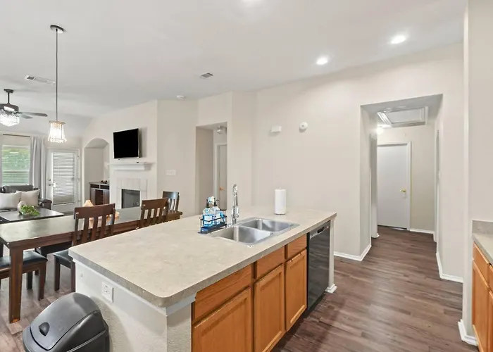Fully Fenced Backyard - Close To Parks & Gardens