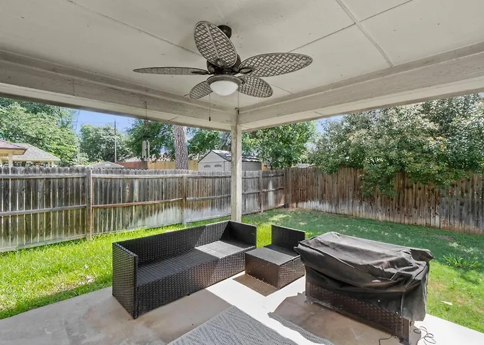 Vakantiehuis Fully Fenced Backyard - Close To Parks & Gardens *