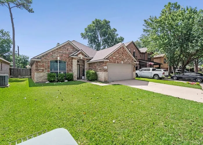 Fully Fenced Backyard - Close To Parks & Gardens