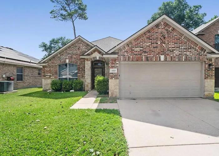 Fully Fenced Backyard - Close To Parks & Gardens *